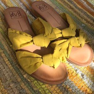 Yellow tie sandals